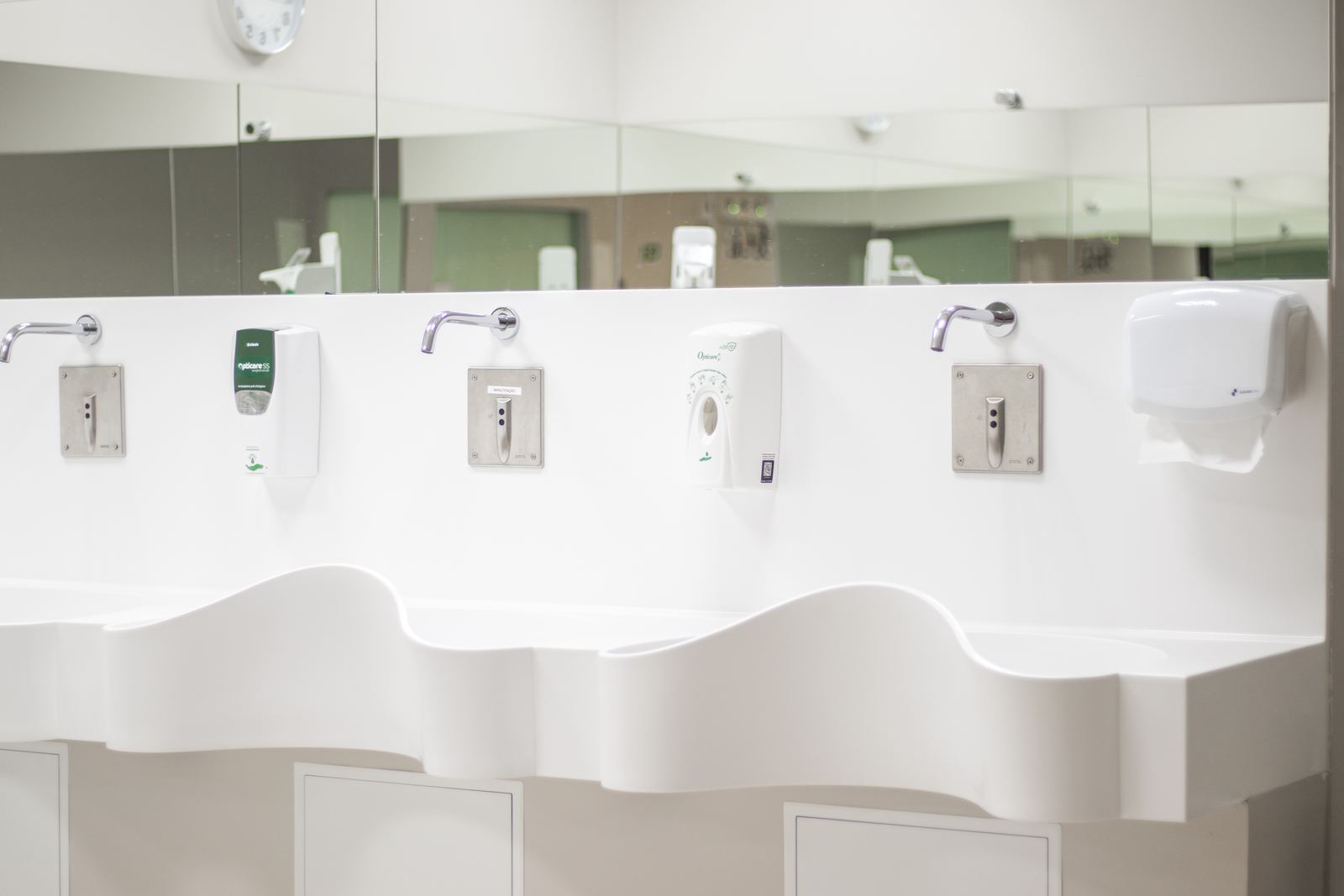 Lavabo cirúrgico do Saine, com as pias de escovação lado a lado na entrada do centro cirúrgico